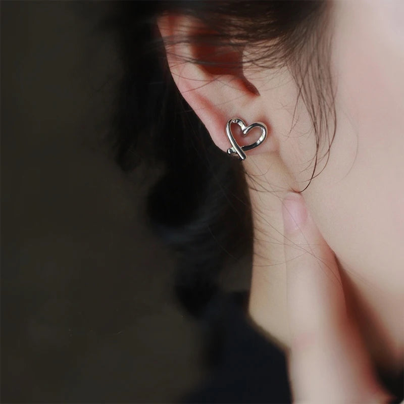 Minimalist Irregular Hollow Heart Clip Earrings for Women Silicone Ear Clip Non-Piercing Stud Earring Fashion Ear Ring Jewelry